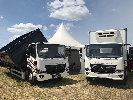 Грузовые автомобили Компас на выставке День Донского Поля